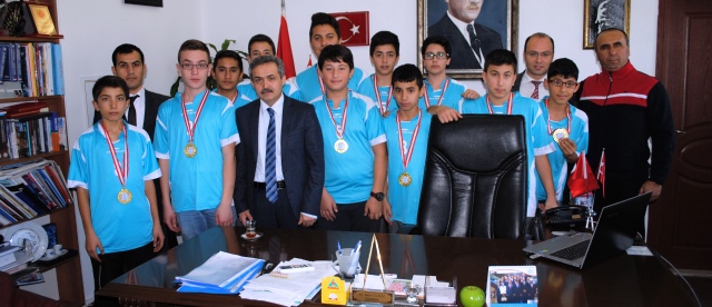 ŞAMPİYON VOLEYBOLCULAR, KAYMAKAM YALÇIN YILMAZ'I VE M.E. MÜDÜRÜ ÖMER KEŞ'İ ZİYARET ETTİ