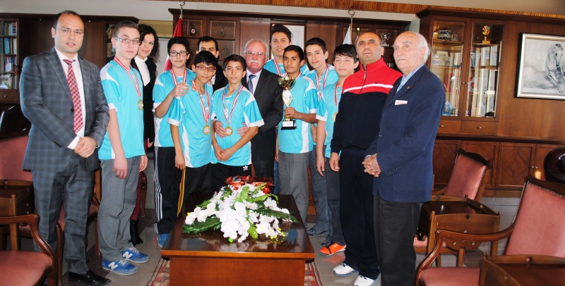 Şampiyon Voleybolcular Belediye Başkanı Şengöl'ü Ziyaret Etti...