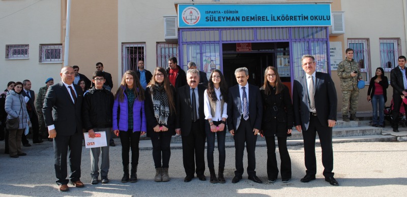 Süleyman Demirel Ortaokulu'nun Başarılı Öğrencileri Ödüllendirildi