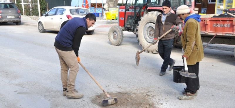 Yağışlardan sonra bozulan yollar tamir ediliyor