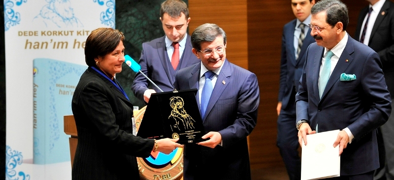 SDÜ Öğr. Gör. Habibe Şimşek, Başarı Plaketini Başbakan Ahmet Davutoğlu'nun Elinden Aldı