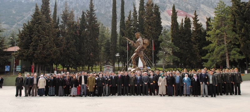 EĞİRDİR'DE ÇANAKKALE ZAFERİ'NİN 100. YILDÖNÜMÜNE YAKIŞIR KUTLAMA...