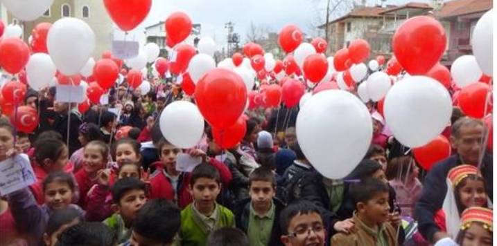 Şehitlere Şiir Yazıp  Balonla Gökyüzüne Bıraktılar