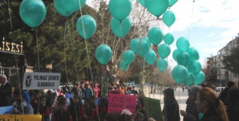 Balonlar, otizmde farkındalık için gökyüzüne bırakıldı
