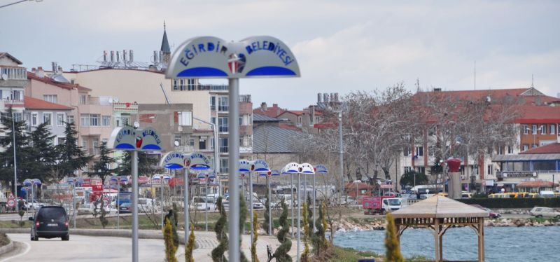 EĞİRDİR PARK LAMBALARI TEK TEK DÖKÜLÜYOR