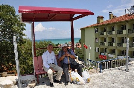 HUZUREVİ YANINDA KALDIRIM KENARINA KONULAN GÖLGELİK YAŞLILARI SEVİNDİRDİ