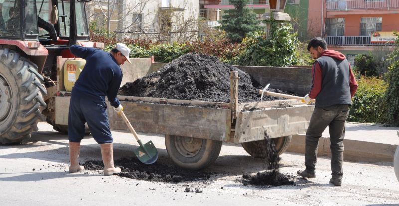 eğirdir haber,akın gazetesi,egirdir haberler,son dakika,Eğirdir&#39;de bozulan asfalt yollar tamir ediliyor