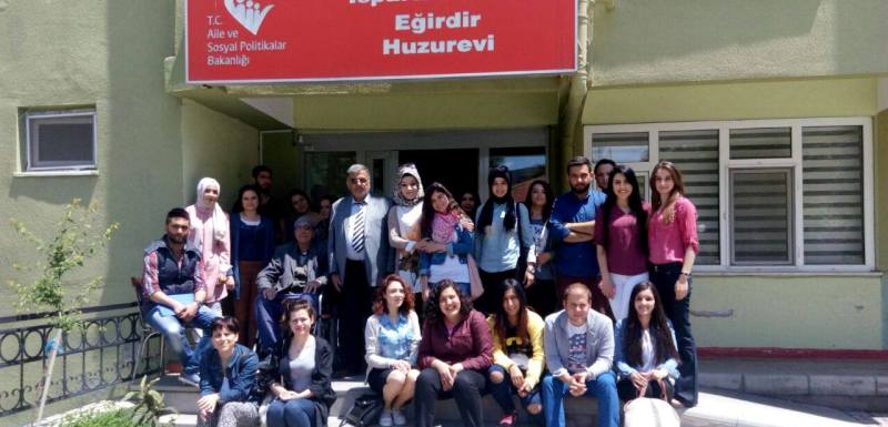 MYO ÖĞRENCİLERİ HUZUREVİ BAHÇESİNİ DÜZENLEDİ