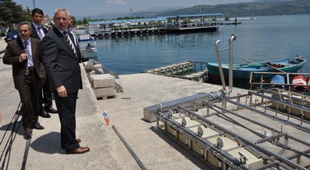 EĞİRDİR LİMANINA IŞIKLI SU PERDESİ YAPILIYOR