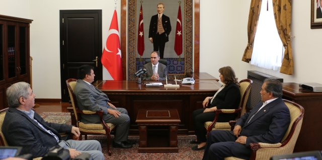VALİ ÖZKAN EMEKLİLER DERNEĞİ YÖNETİCİLERİ İLE BİR ARAYA GELDİ