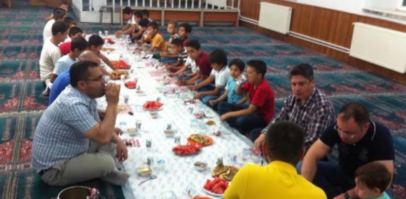ÇOCUKLAR BİRLİKTE İFTAR AÇTI