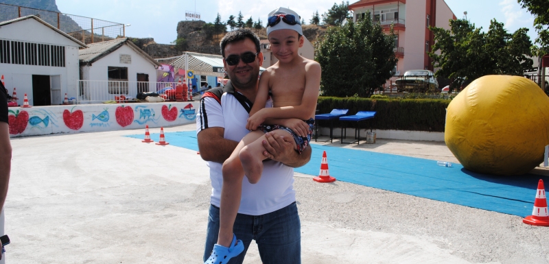 9 Yaşındaki Arda, Eğirdir Yüzme Şenliğinin Gözbebeği  Oldu