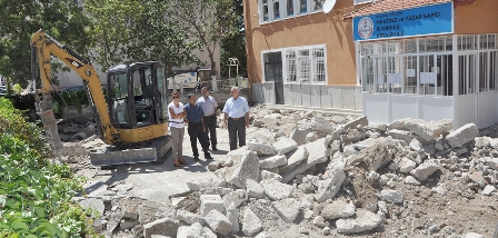 EĞİRDİR BELEDİYESİ MUAZZEZ VE YAŞAR ŞAPÇI İLK VE ORTAOKULU ÖN BAHÇESİNİ YENİLİYOR