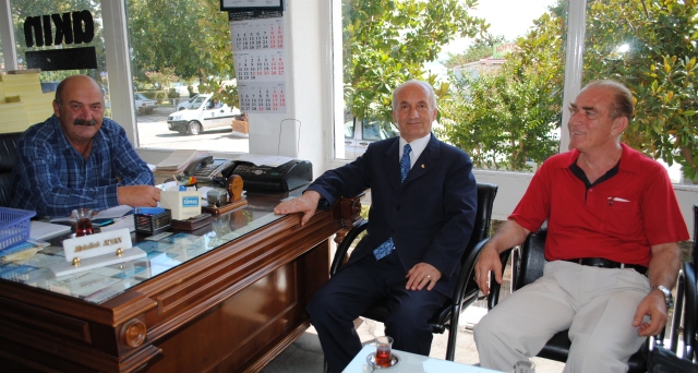 ATATÜRK'E BENZERLİĞİYLE DİKKAT ÇEKEN NEJDET BARDAK EĞİRDİR'DE ZİYARETLERDE BULUNDU