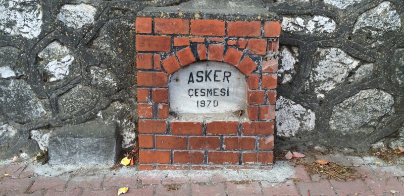ASKER ÇEŞMESİ'NİN SUYU, TRAFİK TESCİL MÜDÜRLÜĞÜ BİNASININ ARKASINDAN ÇIKTI