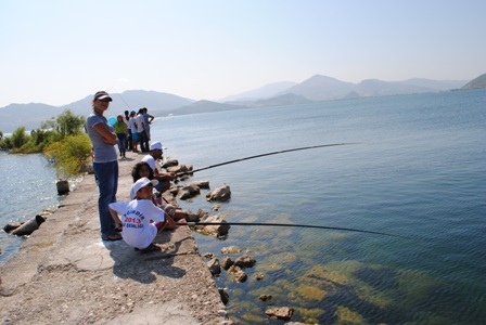 BALIK TUTMA YARIŞMASINDA SÜLEYMAN CESUR BİRİNCİ OLDU