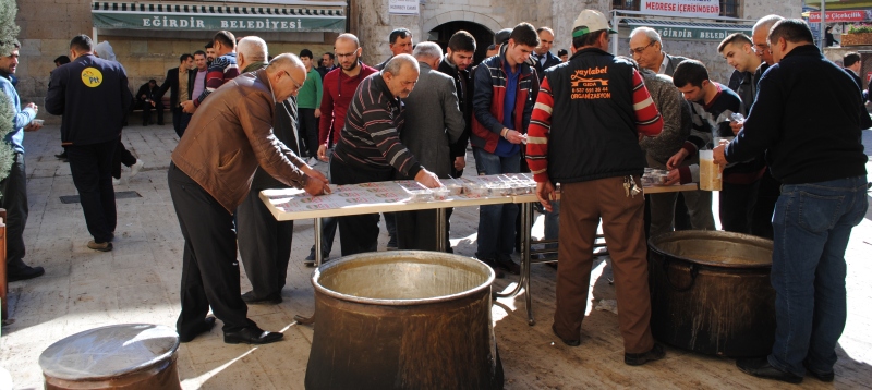 Eğirdir'de Cuma Namazı Sonrası 2 Bin 500 Kişiye Aşure Dağıtıldı