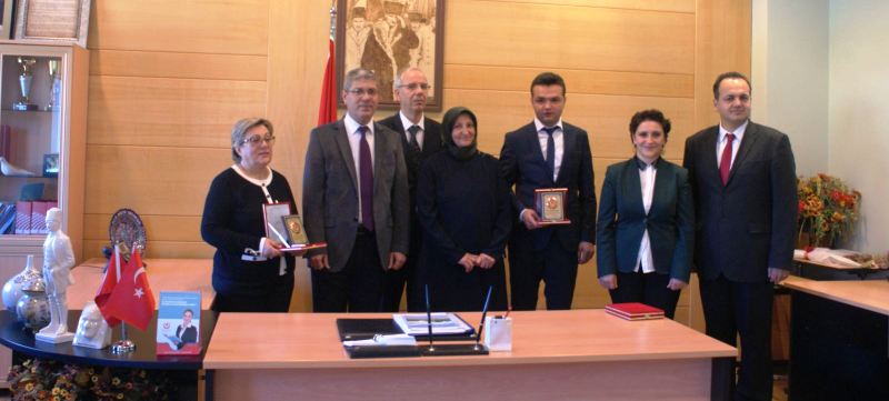 SDÜ Hastanesine Katkıda Bulunan Hayırseverlere Teşekkür Plaketi...