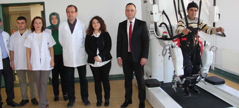 Yürüme yeteneğini kaybetmiş hastalara umut olan Robotik Yürüme Cihazı tanıtıldı
