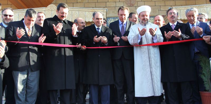 sdu ilahiyat fakultesi arastirma uygulama camisinin resmi acilisi yapildi