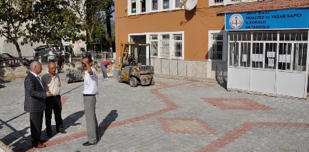 MUAZZEZ VE YAŞAR ŞAPÇI İLK VE ORTAOKULU'NUN ÇEVRE DÜZENLEMELERİ YAPILIYOR