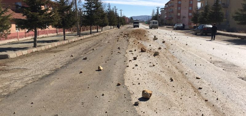 Yola maden döken Kamyona 1.560,00 TL ceza yazıldı.