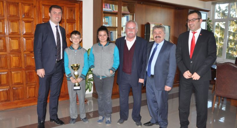 İl Birincisi Olan İrfan Kaynak Ortaokulu Folklör Ekibi Kupayı Başkan Şengöl'e getirdi