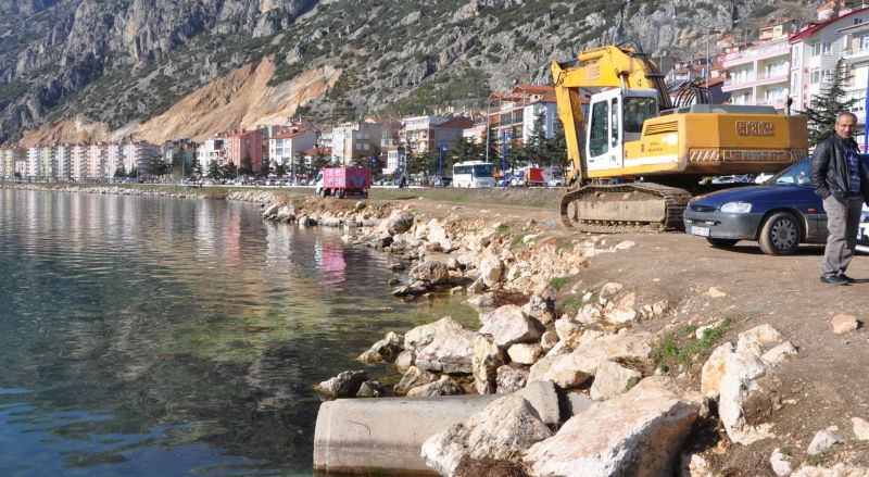Kış aylarında dalgaların hasar verdiği kıyılar onarılıyor