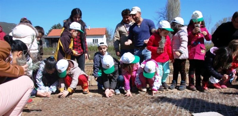 Minik Eller Gelecekleri İçin Tohum Ekti