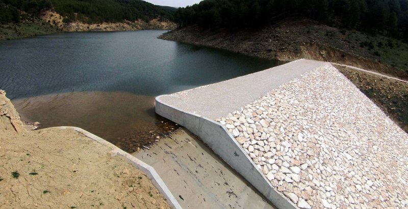 Isparta Eğirdir Akdoğan Göleti gövdesi tamamlanarak su tutuldu