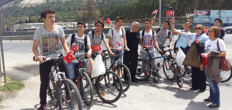 CHP ISPARTA MİLLETVEKİLİ BAKIR 23 NİSAN'DA EĞİRDİR'DE ÇOCUKLARIMIZI YALNIZ BIRAKMADI