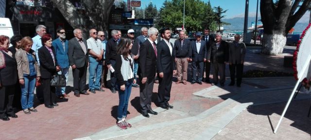 CHP ATATÜRK ANITINA ÇELENK SUNDU