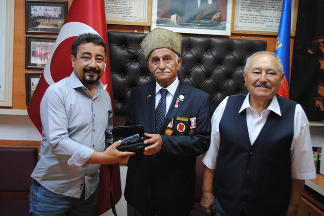 HASAN ÇELİK, GAZİLER  DERNEĞİ’NE KAMERA HEDİYE  ETTİ