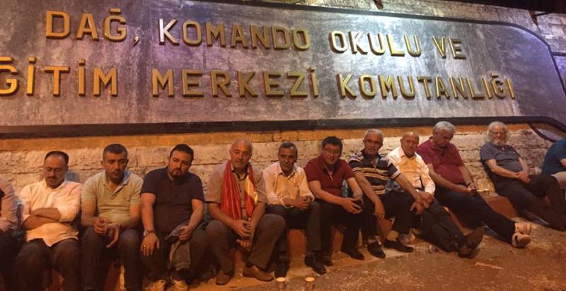 DEMOKRASİ NÖBETİ SÜRÜYOR