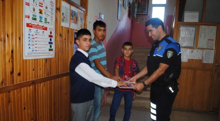 Polis Ağabey'den Öğrencilere Çikolata...