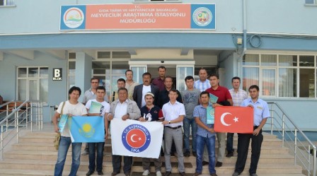 KAZAK ÜRETİCİLERE EĞİRDİR MARİM'DE ELMA YETİŞTİRİCİLİĞİ EĞİTİMİ VERİLDİ