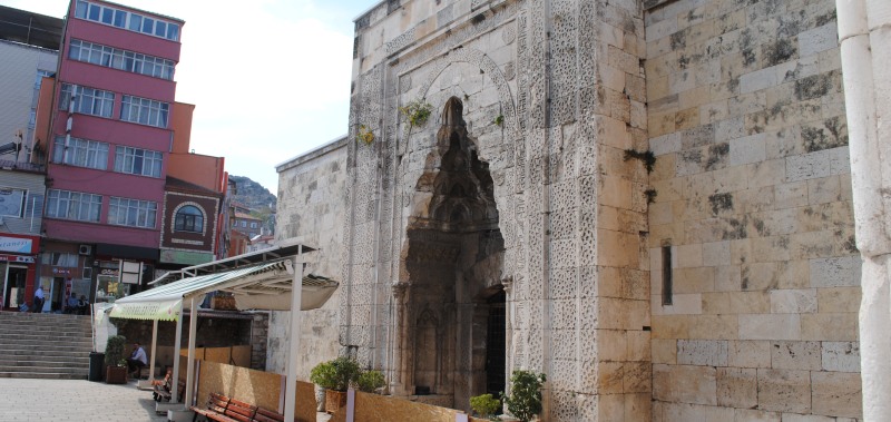 DÜNDARBEY MEDRESESİ?NİN İKİNCİ KATININ YAPILMASI EĞİRDİR?E BÜYÜK BİR TARİHİ DEĞER KATAR
