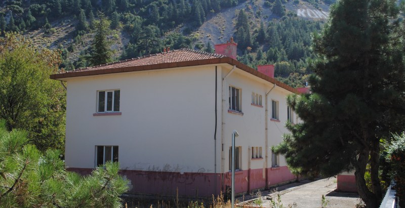 ATIL DURUMDAKİ SUBAY LOJMANLARI ARSASINA YÜKSEK OKUL BİNASI YAPILMALI?