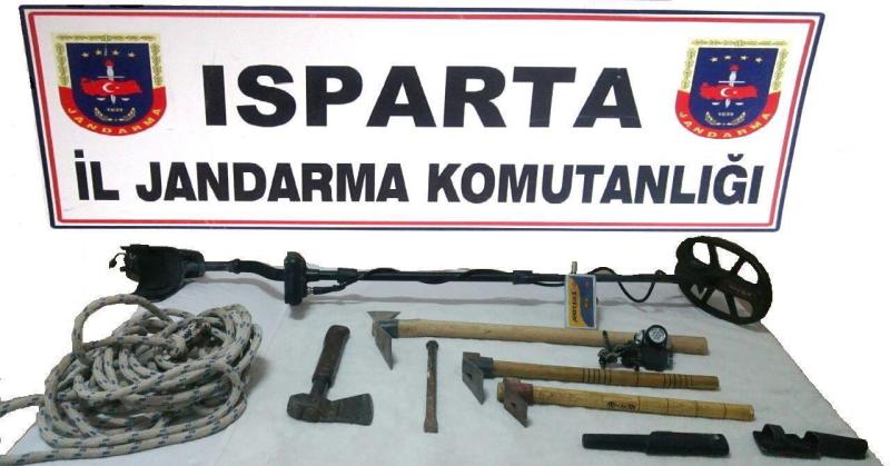 İZİNSİZ KAZI YAPAN ŞAHISLAR YAKALANDI