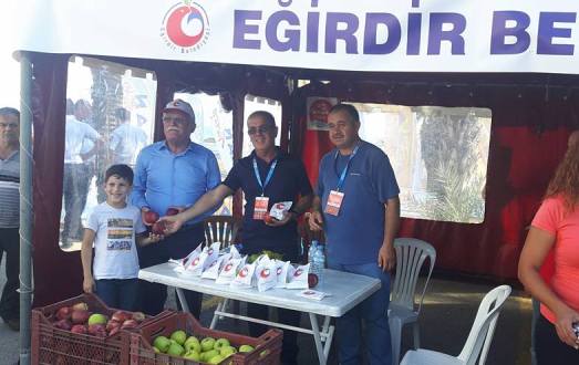 Eğirdir Belediyesi, Alanya Triatlonu'nda 2 ton elma dağıttı