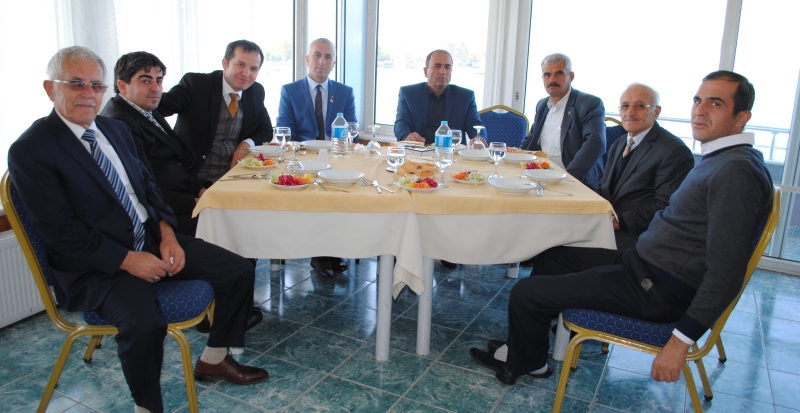 Kaymakamlık ve Belediye Başkanlığı?ndan Muhtarlarımız Onuruna Yemek?