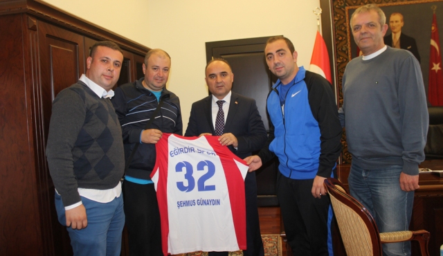 Eğirdirspor Basketbol Takımından  Vali Şehmus Günaydın?a ziyaret