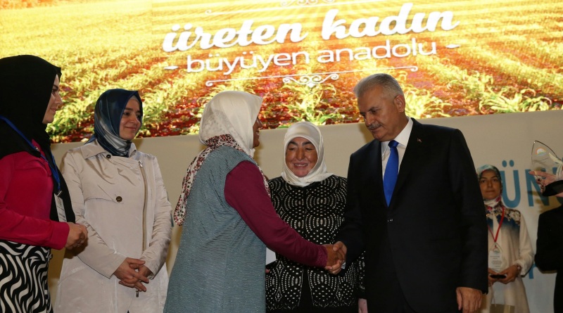 Isparta?lı Örnek Kadın Çiftçi Huriye Tezcan ödülünü Başbakan Yıldırım?ın elinden aldı