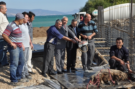 ÇOK MAKSATLI TOPLANTI SALONU'NUN TEMELİ KURBAN KESİLEREK ATILDI