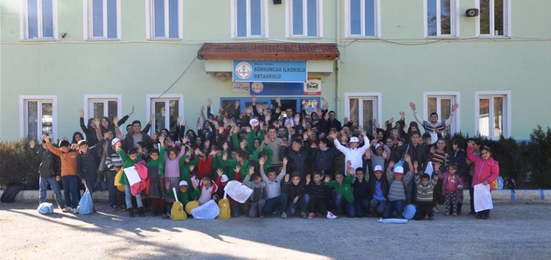 GÖNÜLLÜ GENÇLER SORKUNCAK KÖYÜNDE ÖĞRENCİLERLE BULUŞTU
