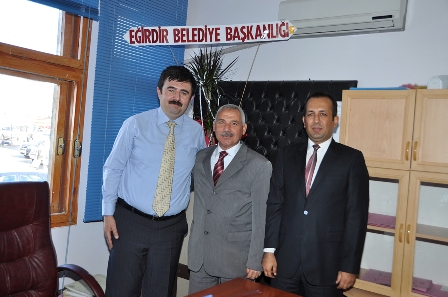 BAŞKAN ÖZMERAL'DEN EĞİRDİR İCRA MÜDÜRÜ'NE HAYIRLI OLSUN ZİYARETİ