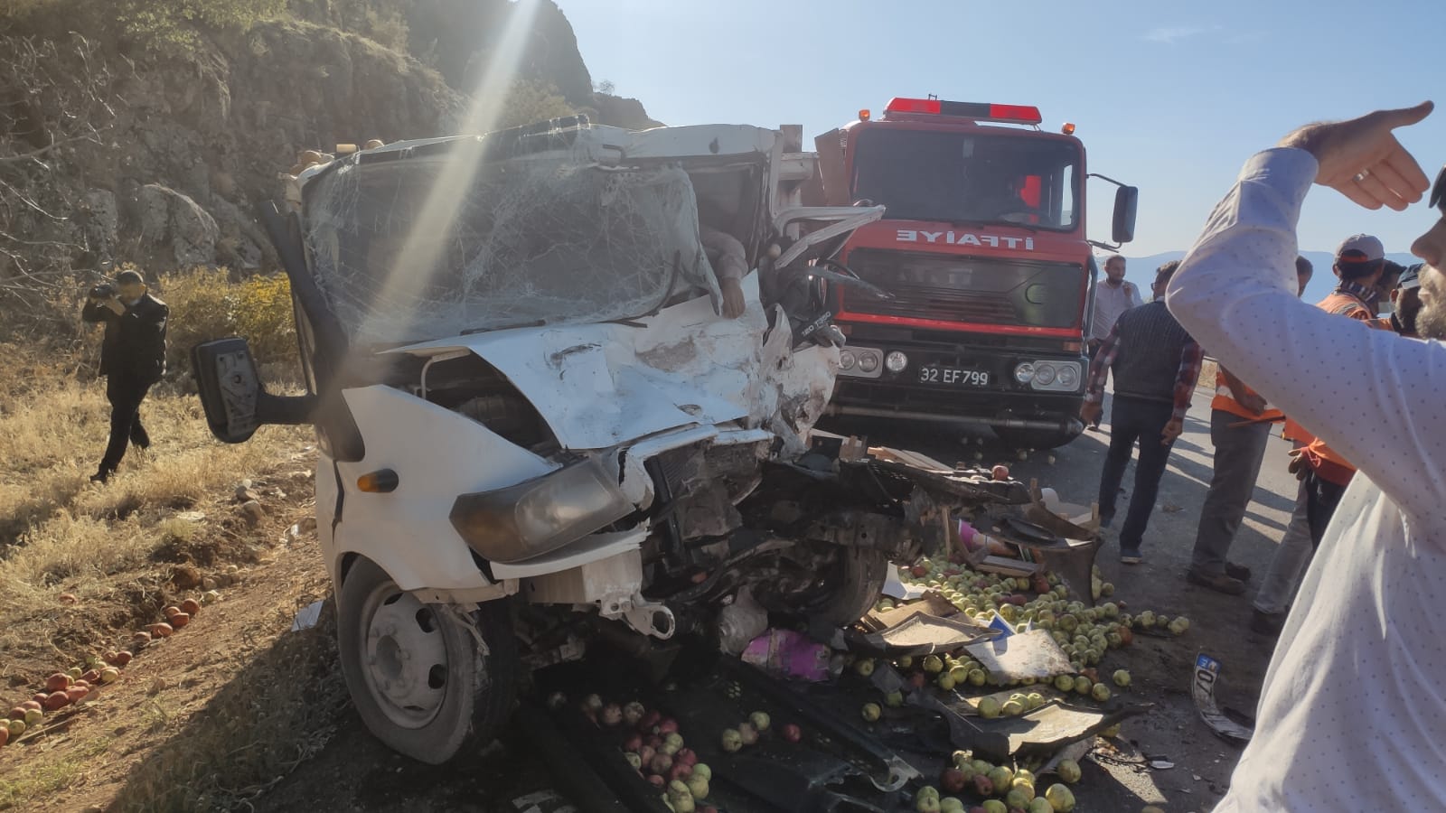 Minibüs ile kamyonet kafa kafaya çarpıştı 