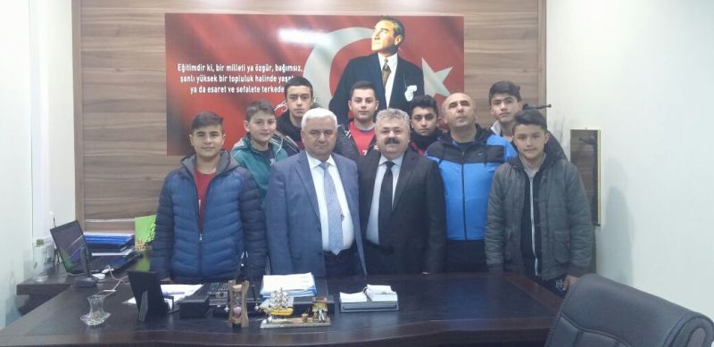Eğirdir Mehmet Akif Ersoy Voleybol takımından İlçe Milli Eğitim Müdürü Karakaya?ya Ziyaret?