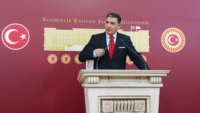 ISPARTA MİLLETVEKİLİ NURİ OKUTAN ?BAYRAK SKANDALINI? MECLİSE TAŞIDI