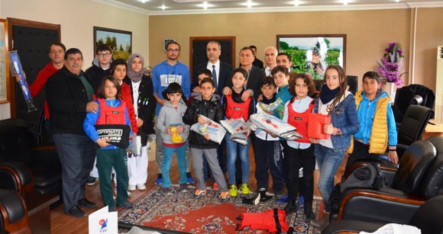 EĞİRDİR BELEDİYESPOR YELKEN KULÜBÜ'NE MALZEMELERİ TESLİM EDİLDİ